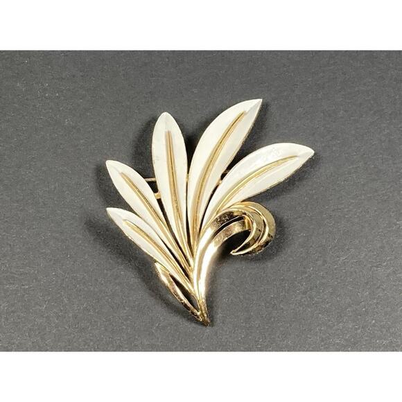 Signed Crown Trifari Gold Tone White Enamel Waving Leaf Brooch 2.5" - Picture 1 of 9